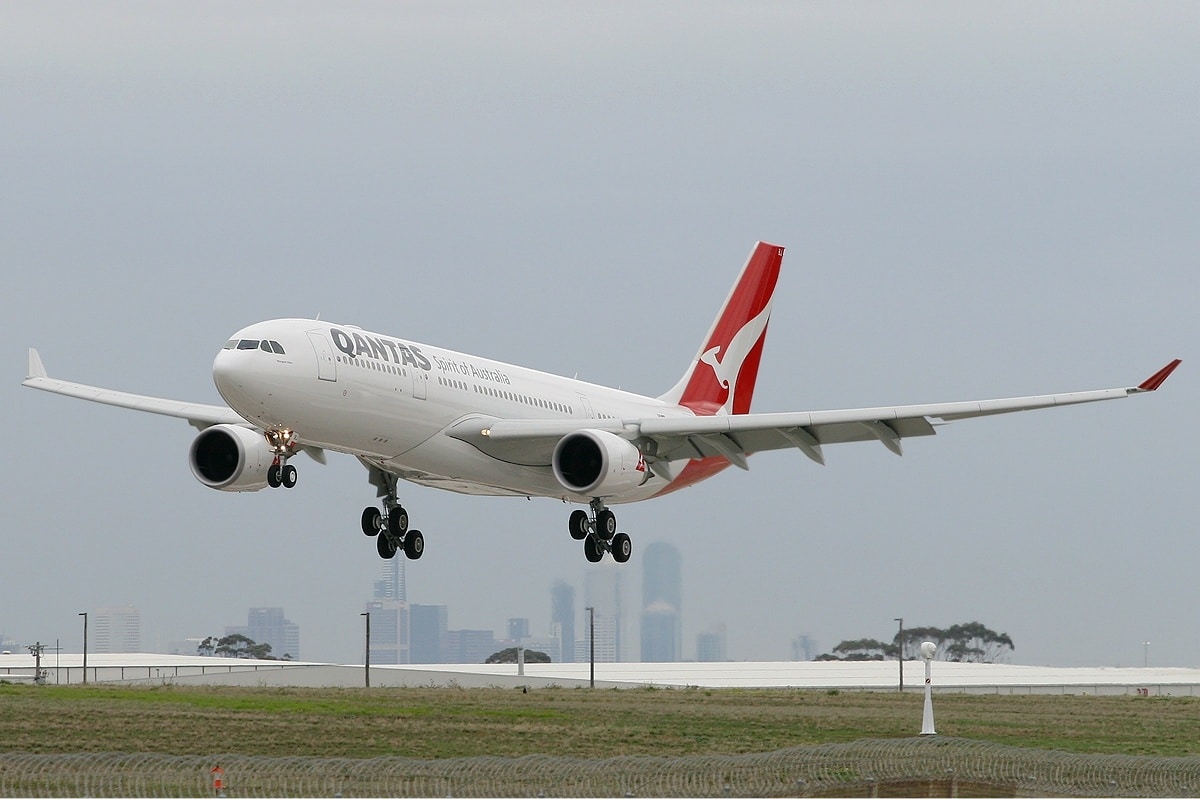 Qantas Airbus A330 20033 (2)